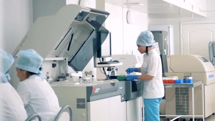 自动化实验室设备，工人在药品生产。