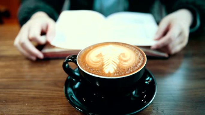 女人读有趣的书喝咖啡