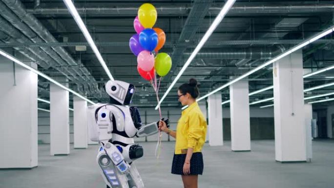 一个女孩和一个机器人一起拿着气球