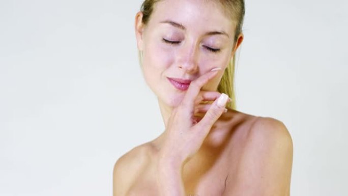 美丽的女孩使用面霜来美容她的脸和身体。白天和晚上-时间