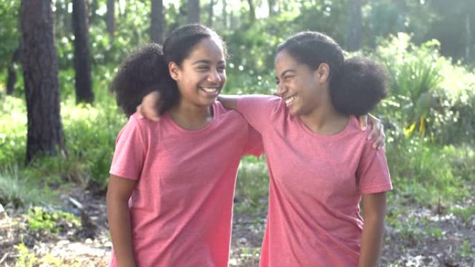 同卵双胞胎少年非裔美国女孩在公园