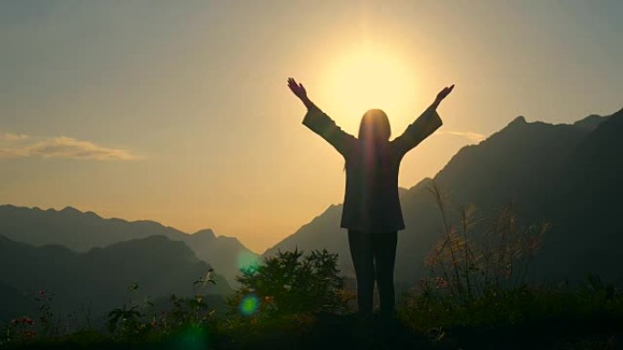 年轻女子在山顶上开朗