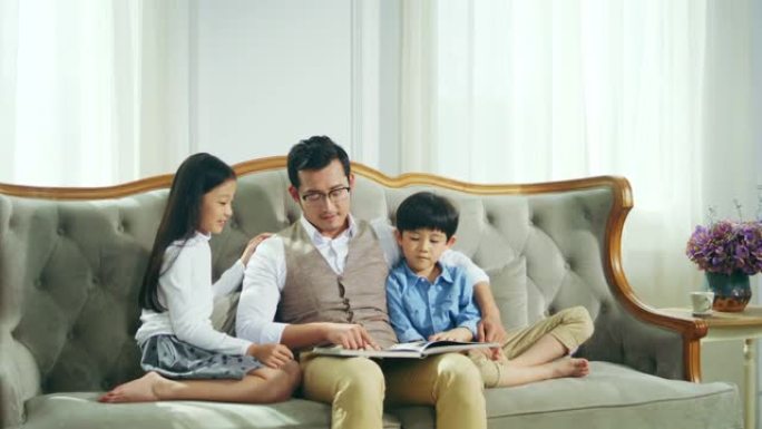 亚洲父亲和孩子一起读书