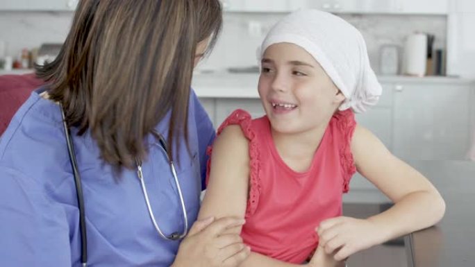 女医师咨询患有癌症的儿童