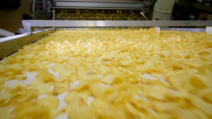 工厂现代生产线上的油炸薯片。
