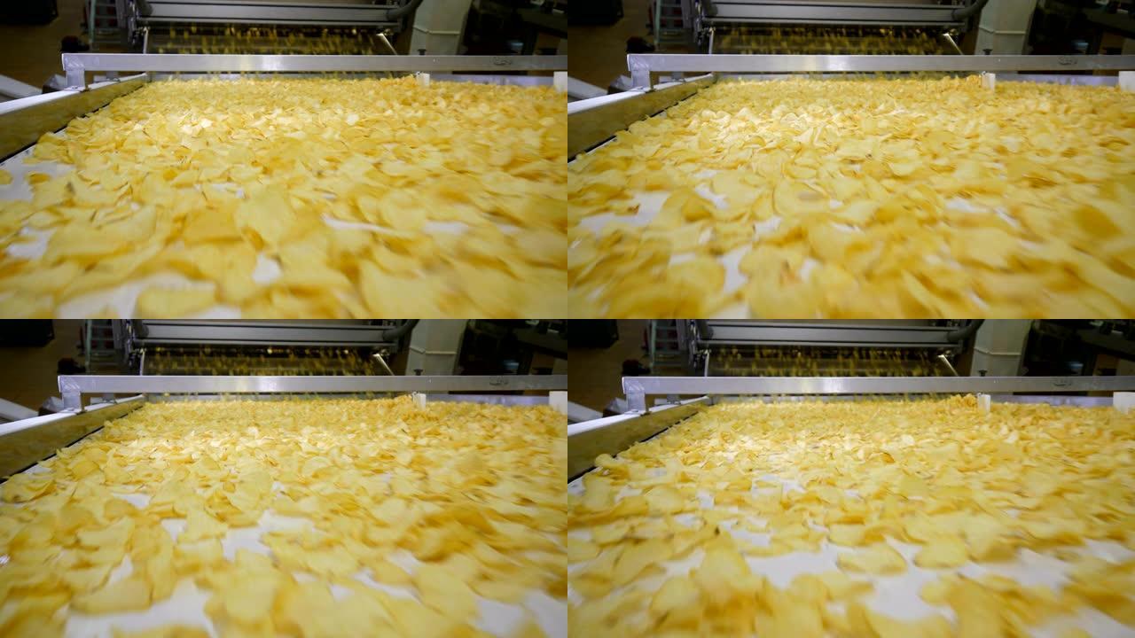 工厂现代生产线上的油炸薯片。