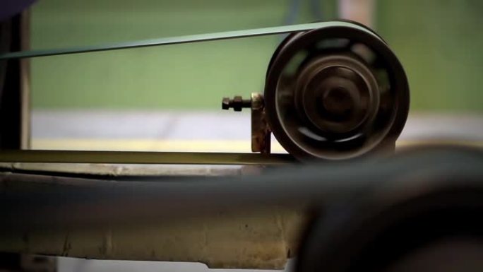 造纸和制浆机中的齿轮滑轮机构。特写。