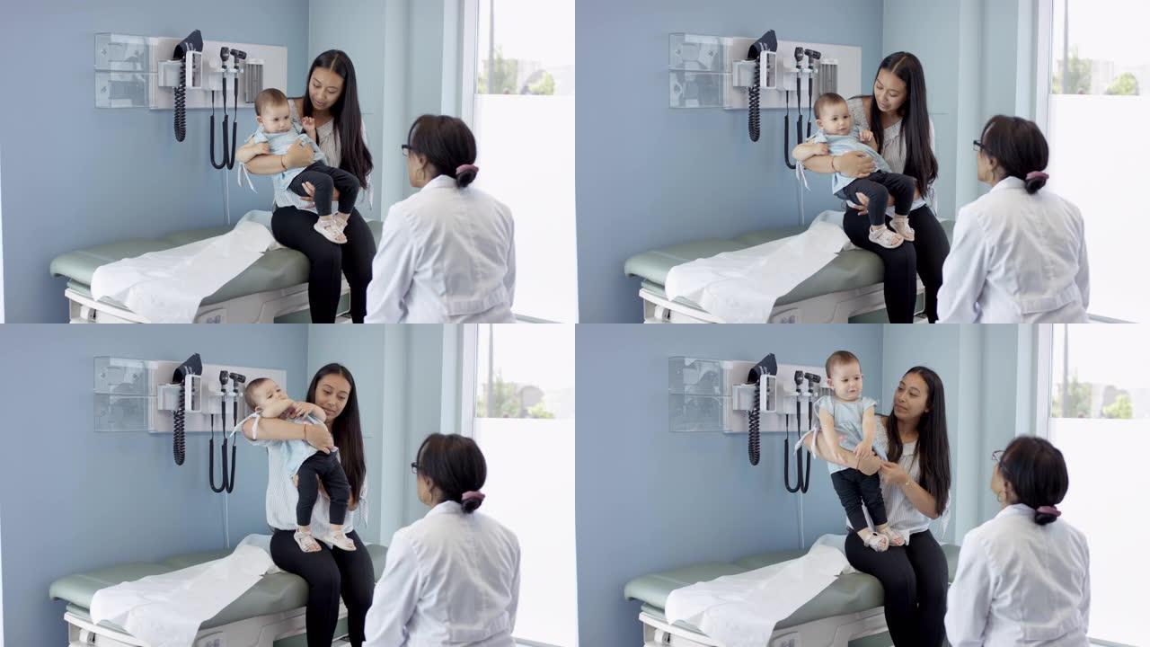 年轻的母亲带小女儿去看医生