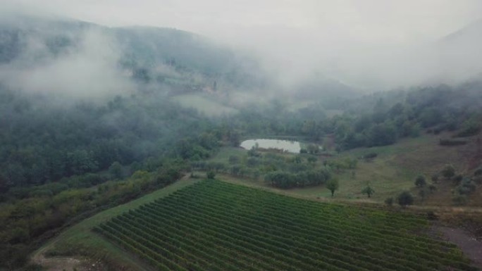 从上面看薄雾笼罩的托斯卡纳。云景
