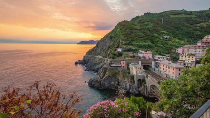 意大利五渔村日落时分宁静的沿海城镇和大海