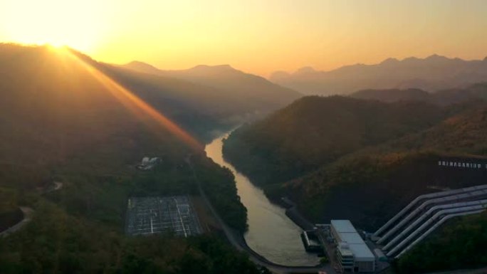 日出时国家公园热带雨林大坝风景的鸟瞰图