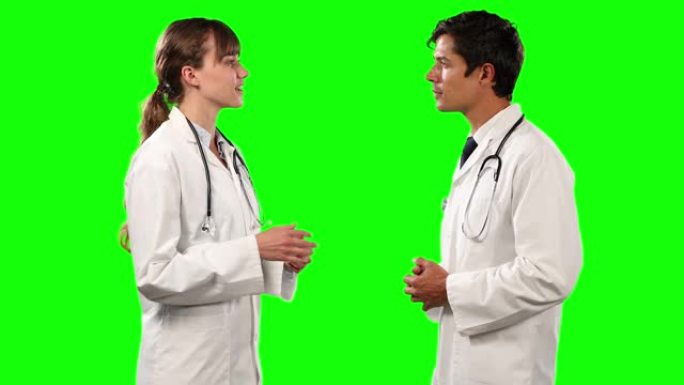 医生与绿屏讨论的侧视图