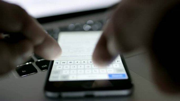 CU手指在智能手机上键入短信