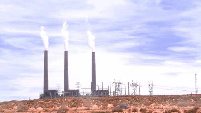 美国亚利桑那州火力发电厂烟囱塔冒烟