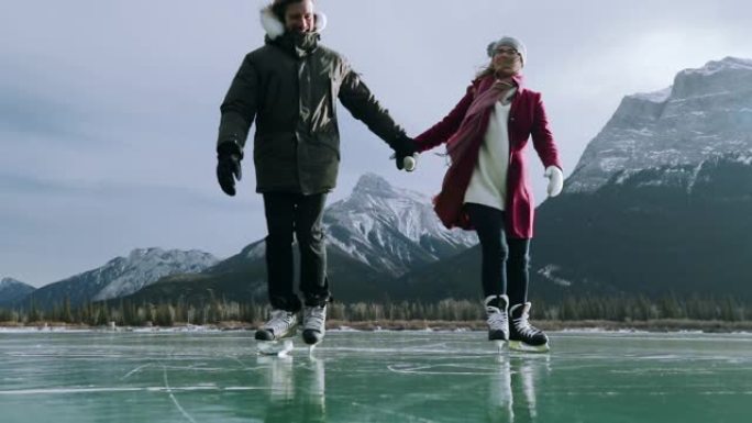 夫妇在冰冻的湖上一起滑冰