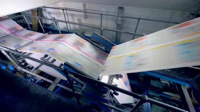 工厂机制和印刷报纸迅速滚动