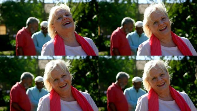 活跃的高加索高级女性在养老院4k花园中微笑的前视图