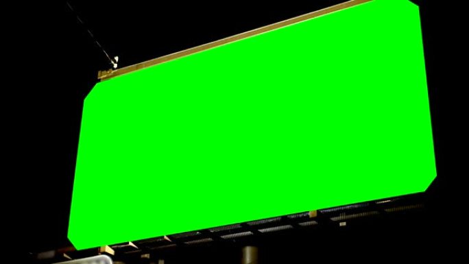 夜间4k，带色度键绿色屏幕的空广告牌的低角度视图