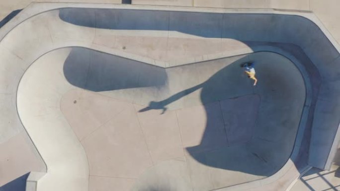 在混凝土滑板场骑行的滑板手的鸟瞰图