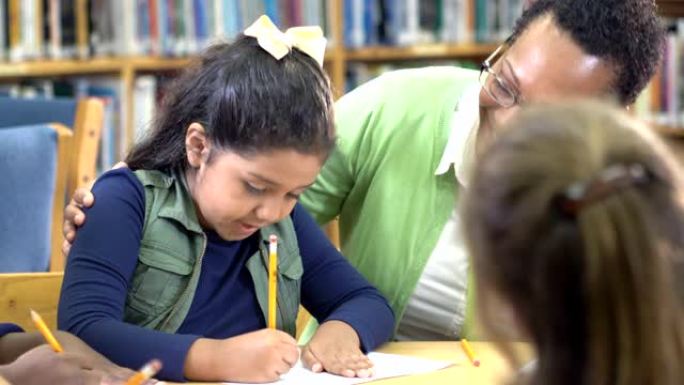 西班牙裔女孩，老师，同学在图书馆写作