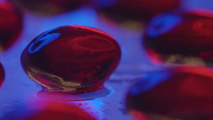 光滑表面上的透明玻璃球。美丽的光穿过它们，它们被折射和反射。