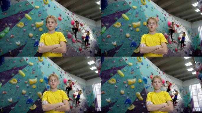 白人十几岁的男孩在攀岩体育馆摆姿势