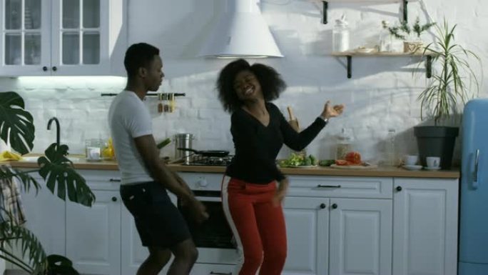 夫妇在厨房跳舞