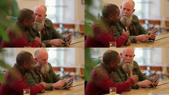 男人在咖啡馆里建立社交媒体联系