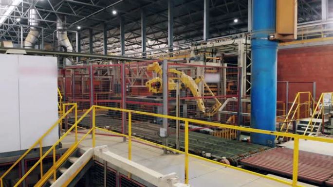 现代机器人机构正在工厂重新安置产品。工业革命4.0