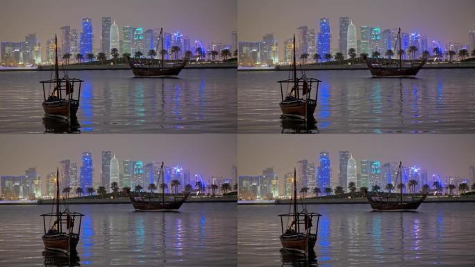 卡塔尔多哈的天际线，晚上有传统的阿拉伯Dhow船。