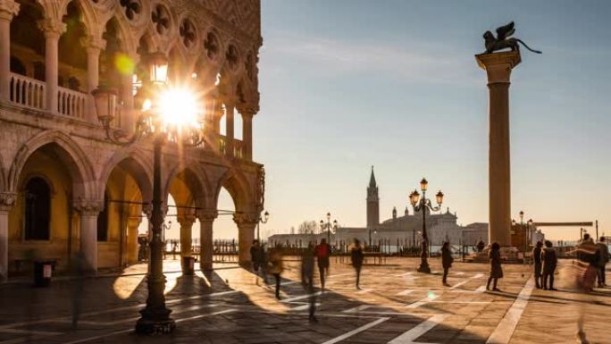 时间流逝: 日出时威尼斯的圣马可广场