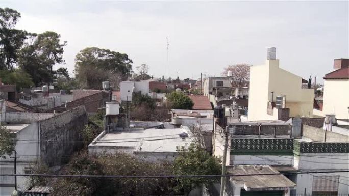 阿根廷布宜诺斯艾利斯省的旧红色屋顶瓦片房屋。
