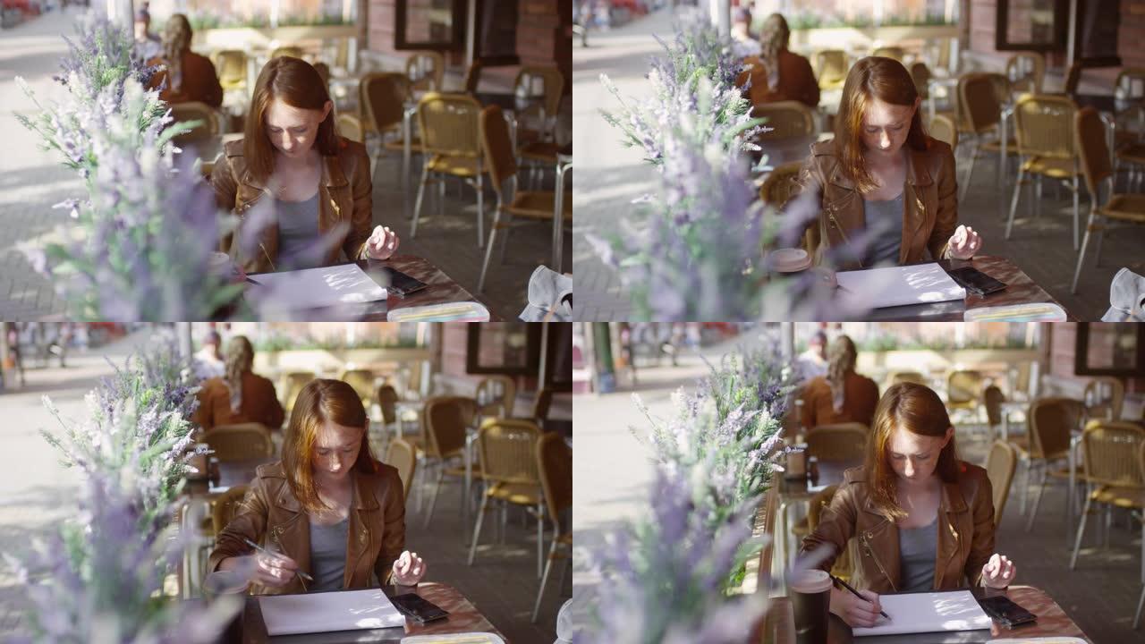创意年轻女子在咖啡馆素描