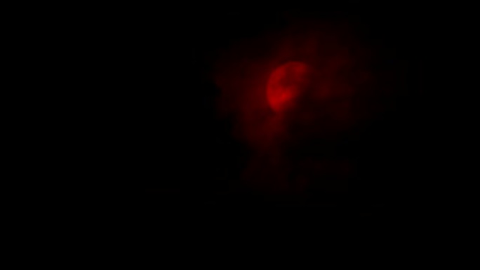 乌云在红色的月亮上移动