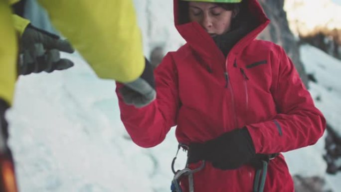 准备攀登外国人雪山探险