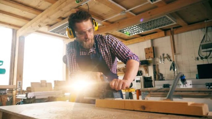 男性木匠使用拼图切割木材的慢动作
