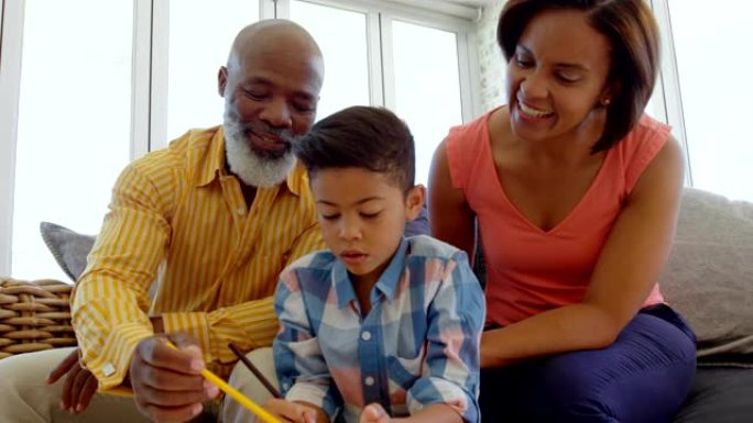 黑人父母在舒适的家庭中帮助儿子做家庭作业的前视图4k