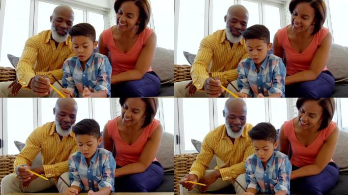 黑人父母在舒适的家庭中帮助儿子做家庭作业的前视图4k