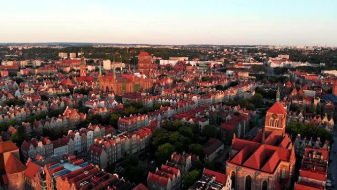 波兰格但斯克。日落时，乘坐莫塔拉瓦河、大教堂、市政厅在老城上空飞行。用红色瓷砖覆盖的建筑物的屋顶。空