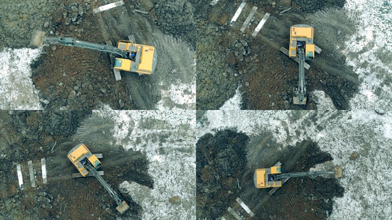 金属挖掘机在职业生涯中用铲斗挖沙。新建筑工地。