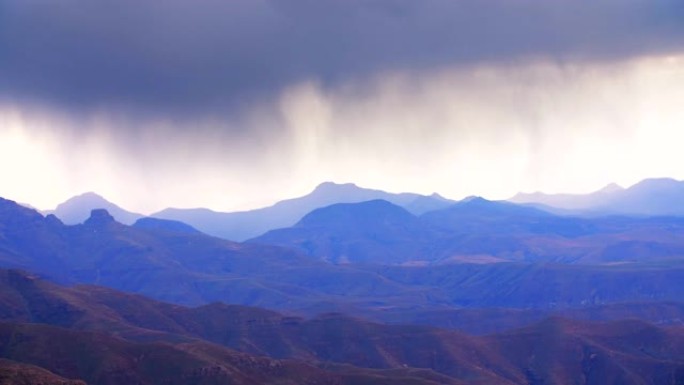 山里的暴风雨云山里的暴风雨云下雨山脉