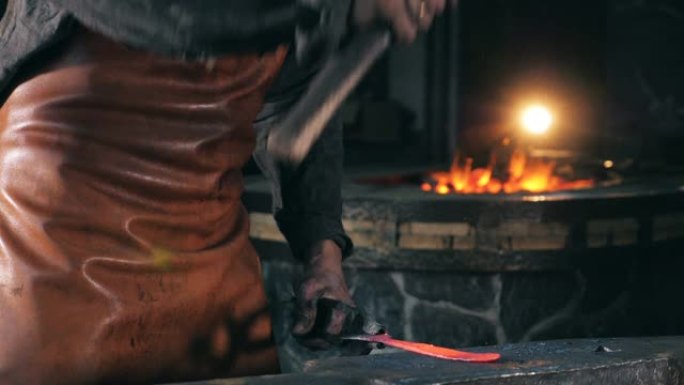 工匠用锤子锻造铁升格锻造视频素材熔炼加热
