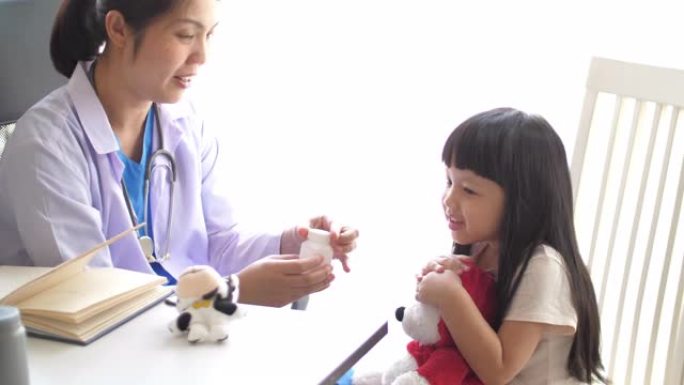 儿科医生在医院与小女孩交谈