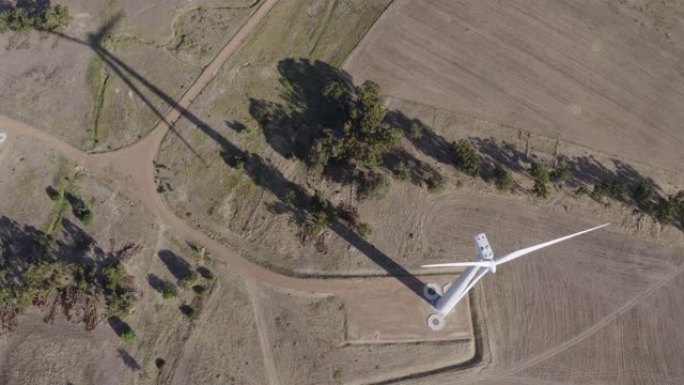 在风电场上打开的风力涡轮机的4k直下鸟瞰图