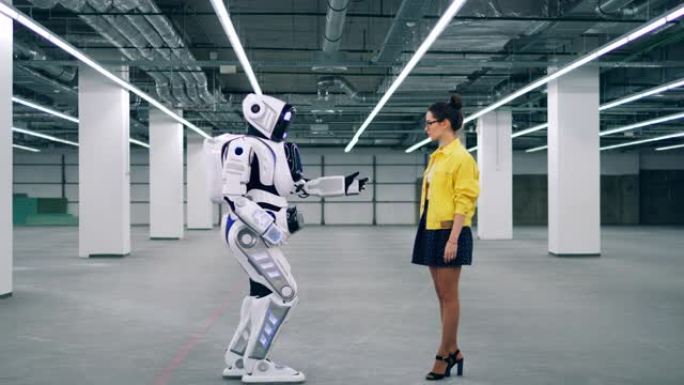 类人机器人与一个女孩牵手
