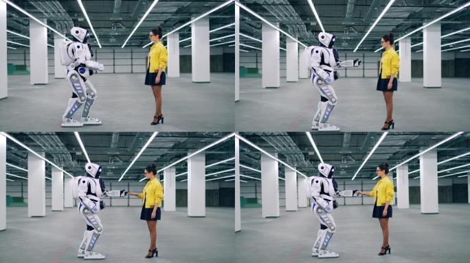 类人机器人与一个女孩牵手