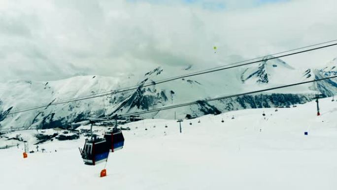 滑雪胜地有电缆铁路的冬季景观