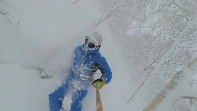 自拍照: 专业滑雪者在偏远地区骑行时切碎刚落下的雪。