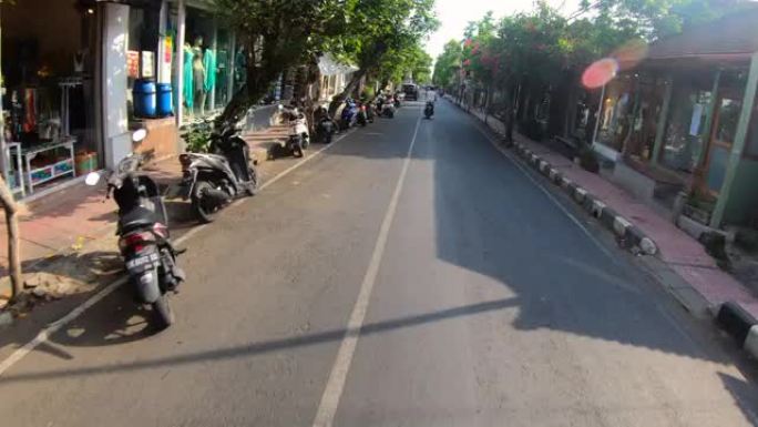 穿越巴厘岛乌布的街道