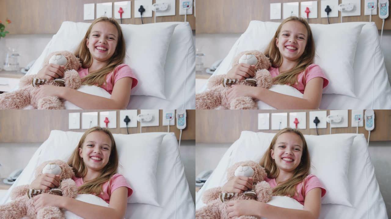 母亲探望女儿躺在医院病房的床上，给她泰迪熊